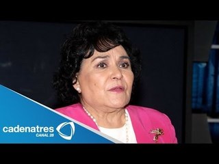 Carmelita Salinas realiza misa en memoria de su madre