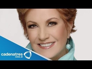 Maxine Woodside cumple 24 años al frente de su programa de radio