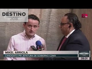 Mikel Arriola se prepara para acudir a votar junto a su familia