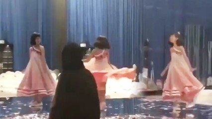 Aaradhya Bachchan's CUTE Ramp Walk Moment with Aishwarya Rai Bachchan ; Watch Video | FilmiBeat