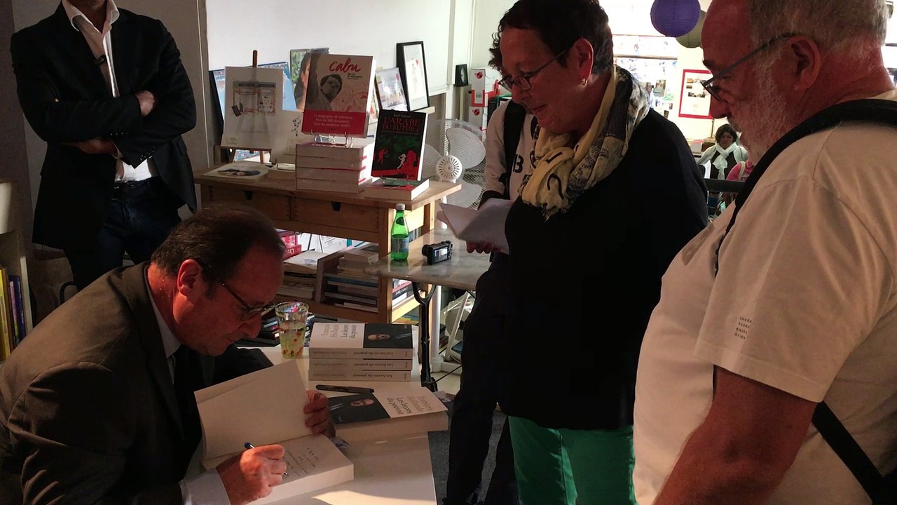 François Hollande en séance de dédicace à Manosque