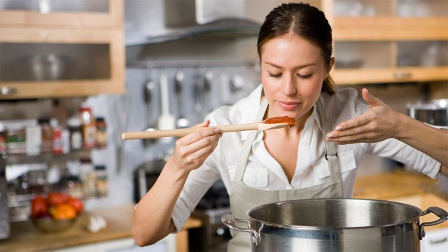 Vastu Tips for Kitchen: बीमारियां ला सकता है खाना बनाने की दिशा जानें वास्तु उपाय | Boldsky