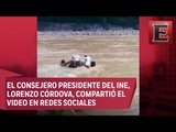 Cruzan río para devolver al INE paquetes electorales