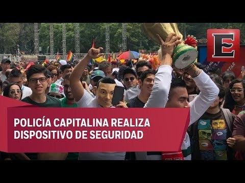 Asistentes de la marcha gay y aficionados del Tricolor comparten festejo en el Ángel
