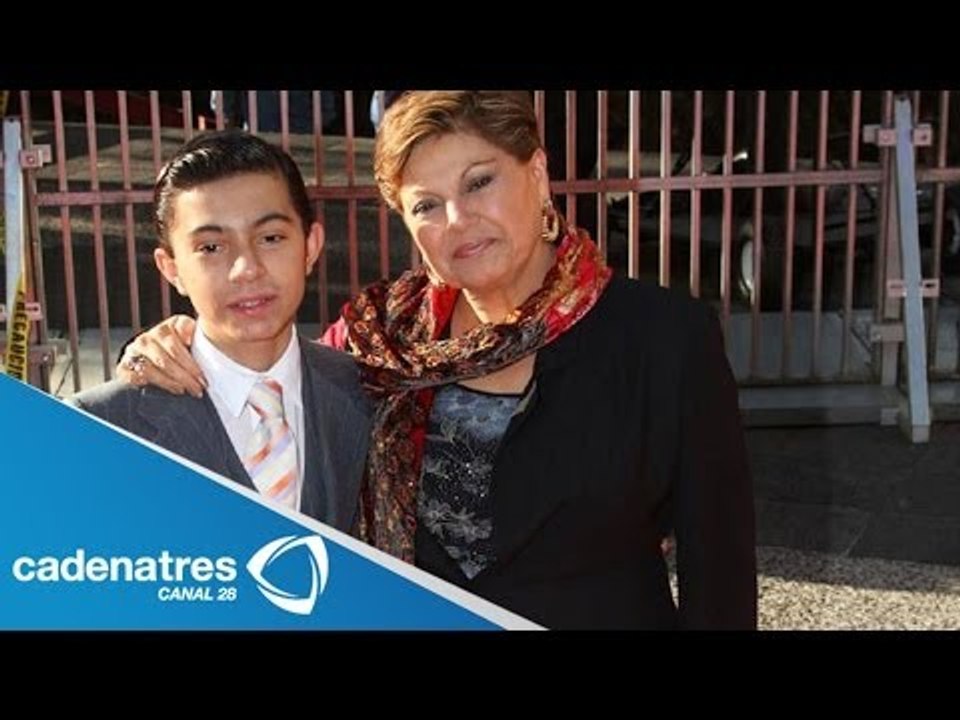 Lupita Sandoval le paga injerto de cabello a su hijo de 19 años /Lupita Sandoval pays hair graft