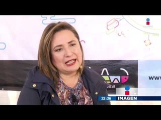 Le avientan flores en vez de jitomates