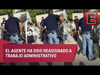Policía de Texas apunta con su pistola a un grupo de niños