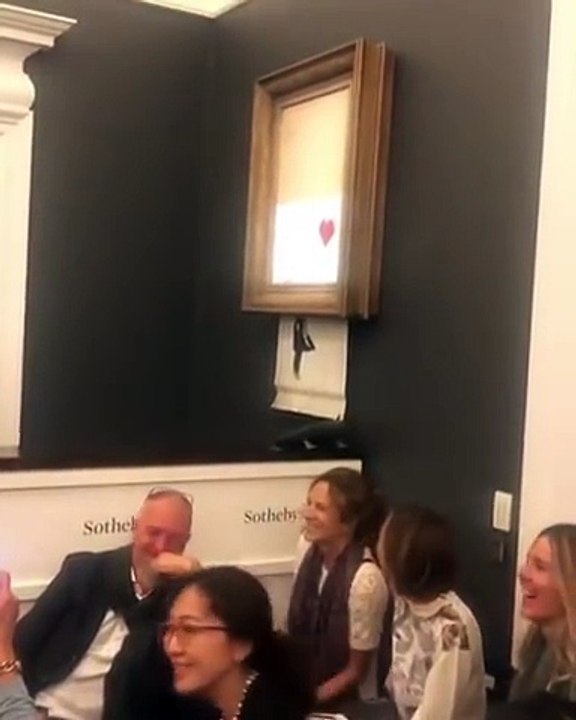 Les images incroyable d'une oeuvre de Banksy qui s'autodétruit lors d'une vente aux enchères après avoir été vendu près d'un 1,2 million d'euros
