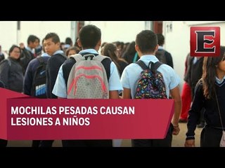 Niños cargan la mitad de su peso en libros
