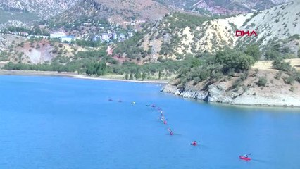 下载视频: Tunceli'de İlk Kez Düzenlenen Yamaç Paraşütü Akrobasi Şampiyonası Başladı