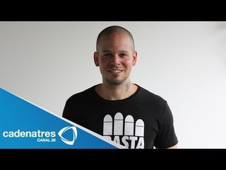 Vocalista de Calle 13 reparte instrumentos a alumnos de escuela de arte