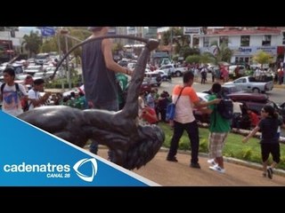 Aficionados tiran la Diana Cazadora de Acapulco durante festejo por el triunfo de México