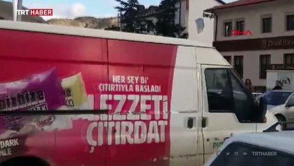 Arızalanan otomobili el birliğiyle kaldırıp yolu açtılar