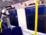 Un groupe de jeunes s'en prennent à un train.