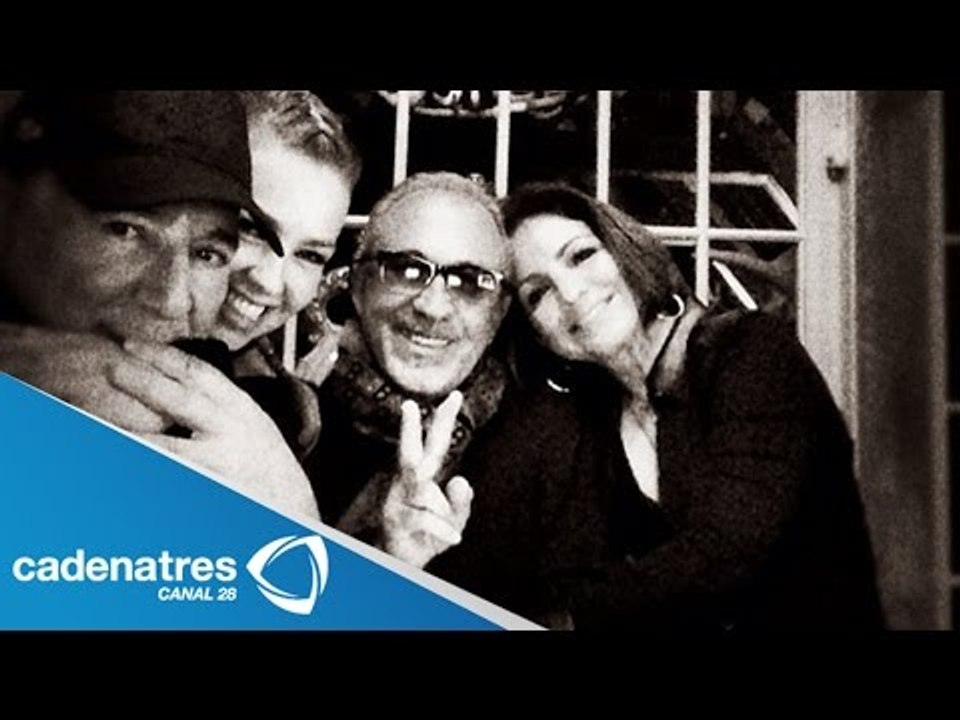 Thalía presume foto de ella junto a su esposo y amigos / Thalía's   picture with her husband