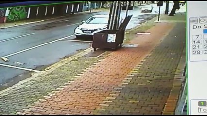 Câmera mostra Uno atingindo carro estacionado