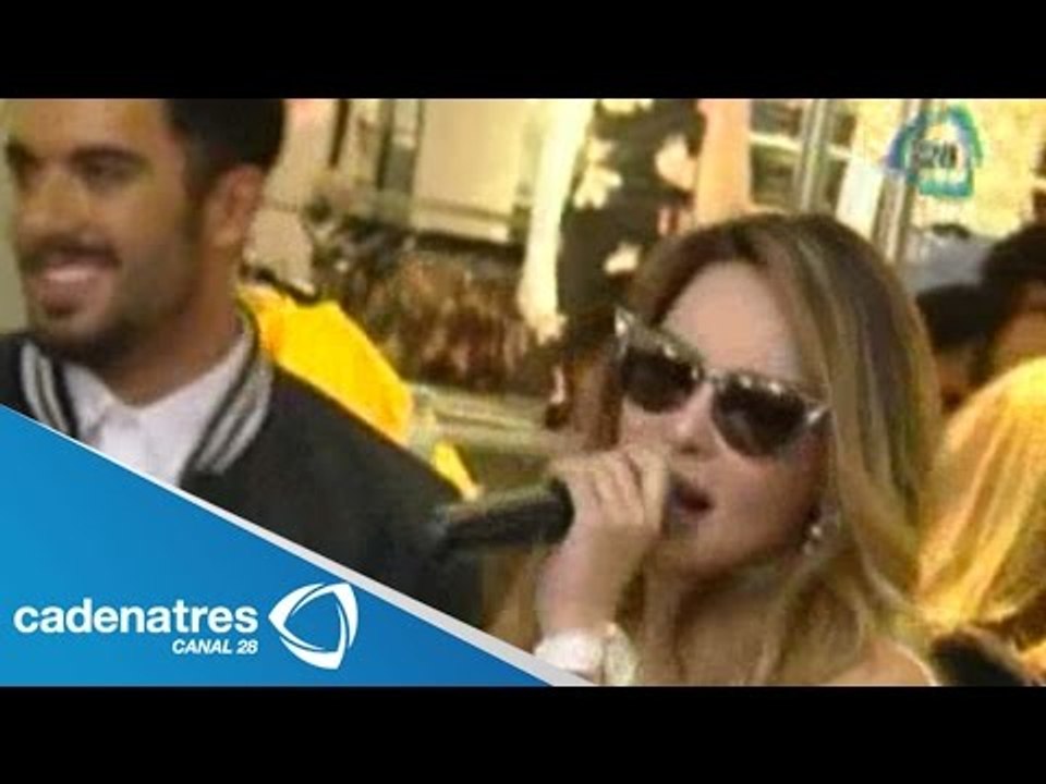 Fans de Belinda le cantan las mañanitas / Fans of Belinda sing mañanitas