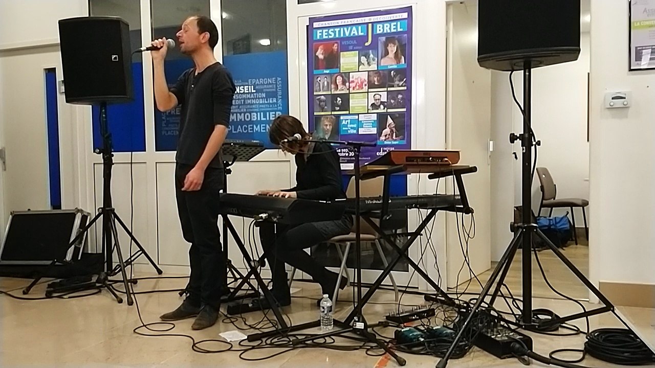 Festival Jacques Brel. Les artistes dans la ville. Nico Étoile chante au bureau de la poste de Vesoul