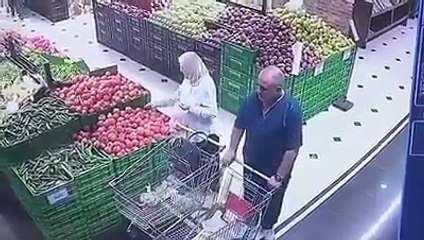 Regarder se voleur dans un super- marcher Algérien