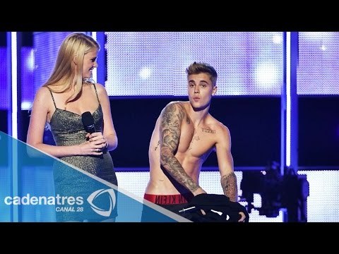 Justin Bieber se desnuda en el Fashion Rocks 2014 / Justin Bieber Shirtless Presents