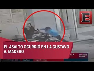 Hombre le arrebata bolsa de mano a mujer y se da a la fuga