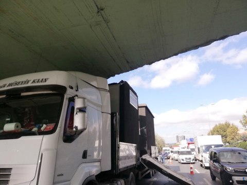 Beton Trafo Yüklü Tır Üst Geçide Takıldı
