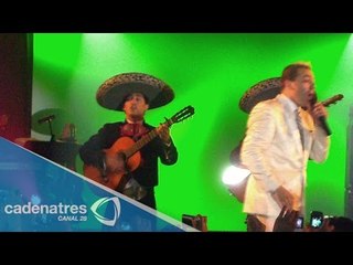 Cristian Castro canta con mariachi en evento privado