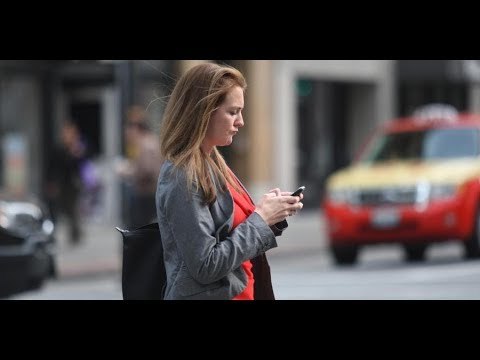 Si caminas viendo tu celular serás sancionado | Noticias con Francisco Zea