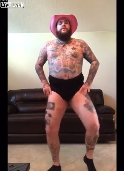 Ce grand tatoué.. danse et mange une banane LOL
