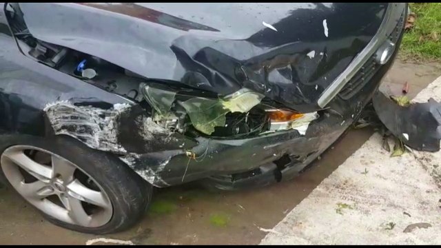 Carros batem e um deles atinge moto no Parque São Paulo