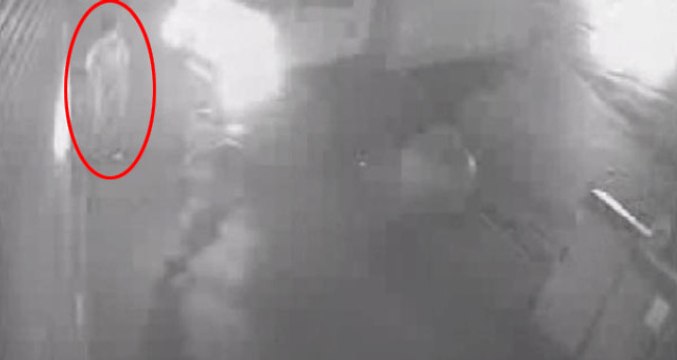 Sürücüsünün Direksiyon Hakimiyetini Kaybettiği Kamyonet, Küçük Çocuğu Altına Alıp Kırtasiye Dükkanına Girdi