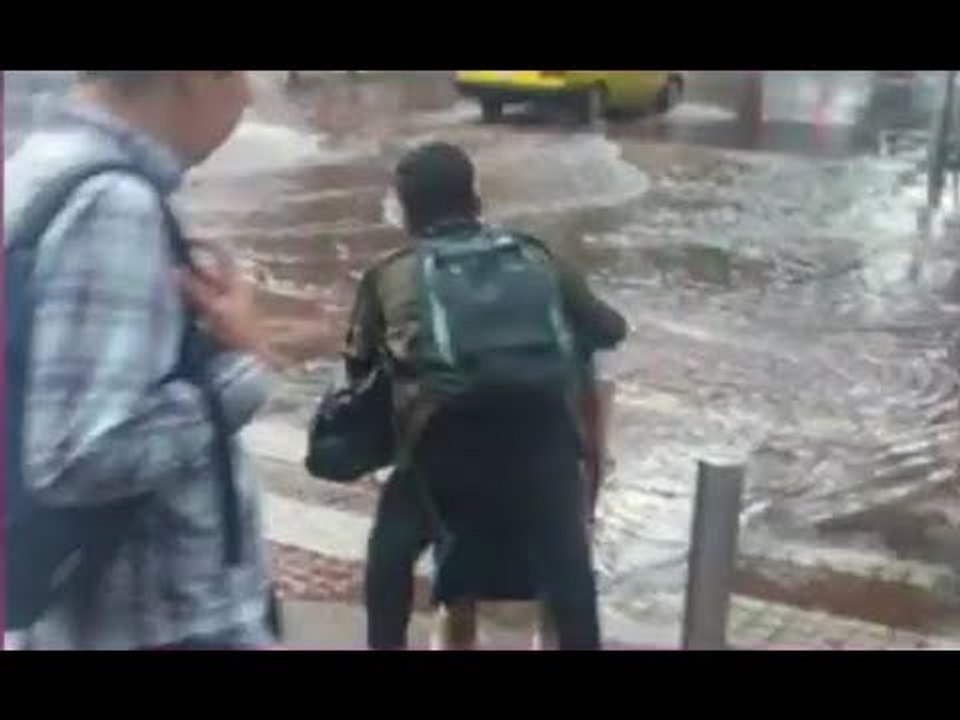 #LadyPrinceso, su novia lo carga para cruzar el agua | Noticias con Yuriria Sierra