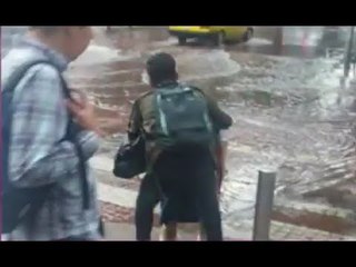 #LadyPrinceso, su novia lo carga para cruzar el agua | Noticias con Yuriria Sierra