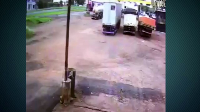 Capotamento na BR-277 é flagrado por câmeras de segurança