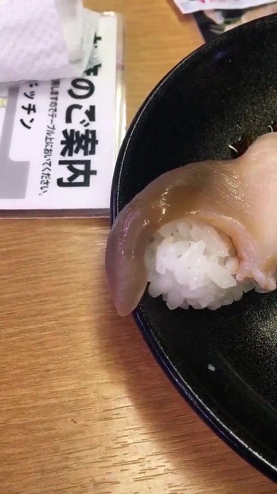 Un sushi bouge tout seul dans l'assiette !  Très frais... Un peu trop même