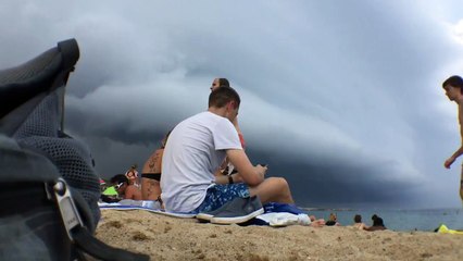 Il filme un orage qui approche en mode fin du monde à Barcelone