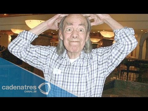 El Loco Valdés paga apuesta de fútbol en pleno escenario