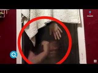 Una mujer se atoró en una ventana al intentar tirar sus desechos | Qué Importa