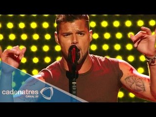 Ricky Martin impresiona a sus fans con baile sensual durante su concierto