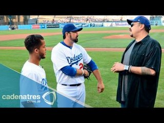 Pepe Aguilar y Giovanni Dos Santos lanzan la primer bola en el Dodger Stadium