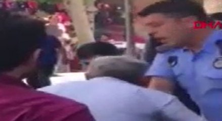 Zabıtanın seyyar satıcıya müdahalesine vatandaşlar böyle tepki gösterdi