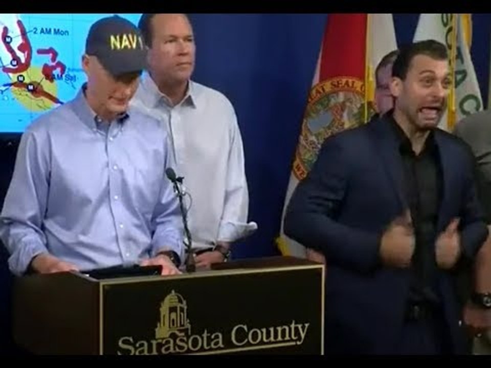 Intérprete de señas para sordos se pone intenso | Qué Importa