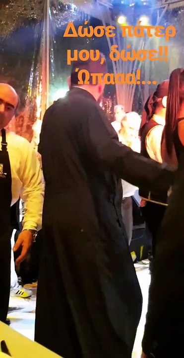 Γάμος Menounos: Παραδοσιακό γλέντι με κλαρίνα και τσολιάδες στη δεξίωση