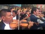 Mariachis cantan a todo pulmón a cambio de víveres en Garibaldi