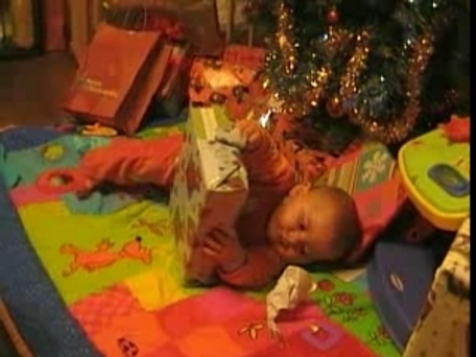 Clément ouvre ses cadeaux de Noël