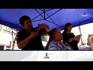 Mujer corta el cabello en la calle porque el sismo derrumbó su casa y trabajo