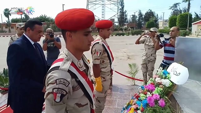 محافظ البحيرة يضع أكليل الزهور على النصب التذكارى للجندى المجهول
