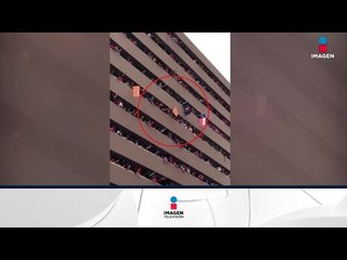 ¡ÉPICO! Fans le regresan gorra a otro fan que se le cayó desde un edificio