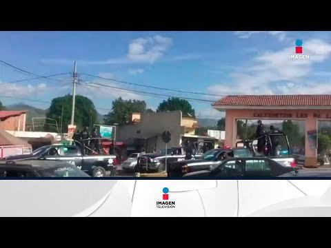 Comuneros y maestros de la CNTE corren a pedradas a policías | Noticias con CIro Gómez Leyva