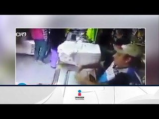 Señora intenta guardar "azúcar" y se le cae frente a todos | Qué Importa
